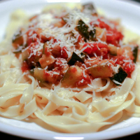 Tagliatelle met saus van courgette en tomaten IMG 77141