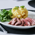 Duck breast with sauce IMG 08811