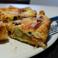 Quiche s údeným lososom, rúžičkovým kelom a brusnicami DSC00615