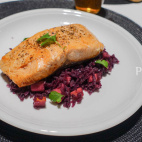 Salmon on bed of red cabbage DSC034131