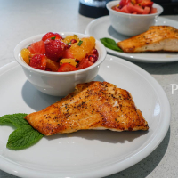 Salmon with marinated fruit salad DSC04876