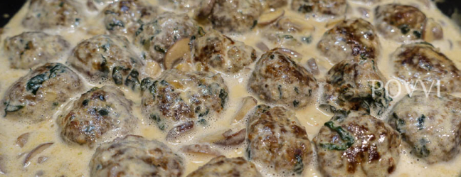 Meatballs with spinach and champignon sauce DSC02950